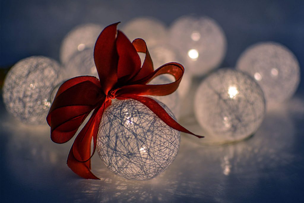 White Shiny Decorative Christmas Balls-1920 × 1280